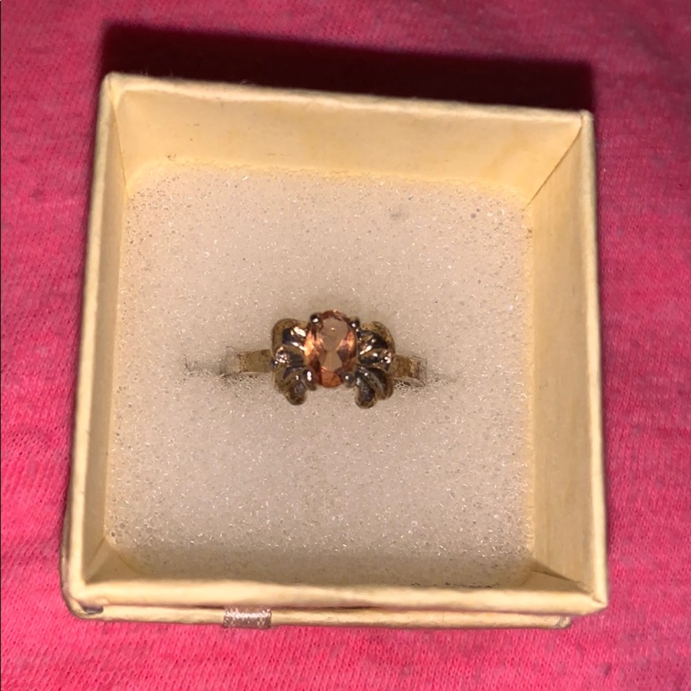 A ring - Picture 1 of 2